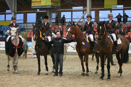 Das Team aus Mecklenburg-Vorpommern gewann überlegen das Mannschaftsspringen der STOOF-Junior-Future-Tour: v.l. Anna Jürgens, Theresa Beste, Mannschaftsführer Mantthias Granzow, Philipp Makowei und Monique Schröder. Foto: Wego